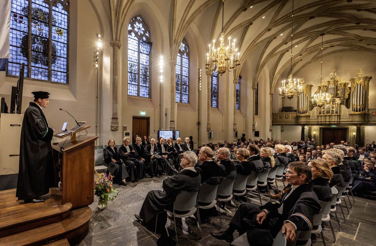 Overzichtsfoto van de kapel tijdens de oratie van professor Elbert Geuze met hoogleraren en publiek